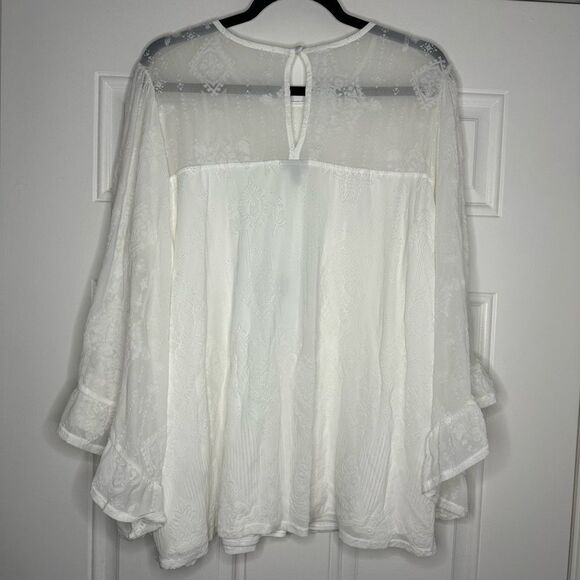 NWT TORRID Flocked Mesh Bell Sleeve Swing Top Size 2 2x 18 20 white blouse lace - Picture 6 of 6